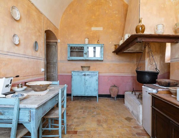Una delle due cucine della casa vacanze Dimora storica Cagnazzi ad Altamura in Puglia. Dotata di ogni comfort.