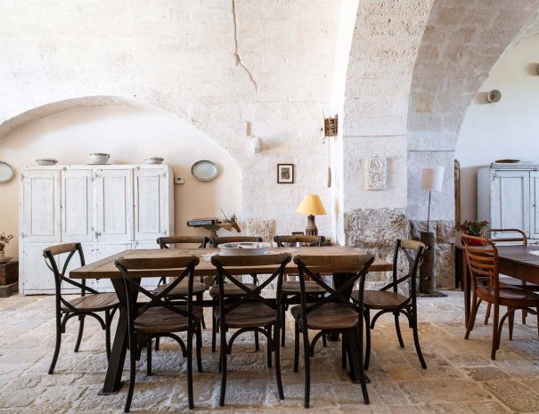 Tavolo da pranzo del B&B Dimora Cagnazzi ad Altamura, vicino Matera. Momenti di convivialità in condivisione.