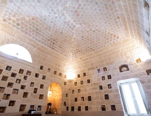 Dettagli della colombaia del b&b Dimora storica Cagnazzi ad Altamura in Puglia. Oggi sala della musica.