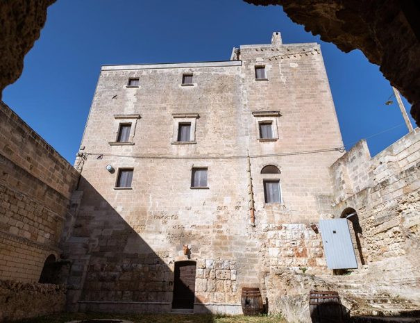 Facciata laterale del B&B Dimora Cagnazzi ad Altamura. Vista da una delle grotte con zona benessere / spa.