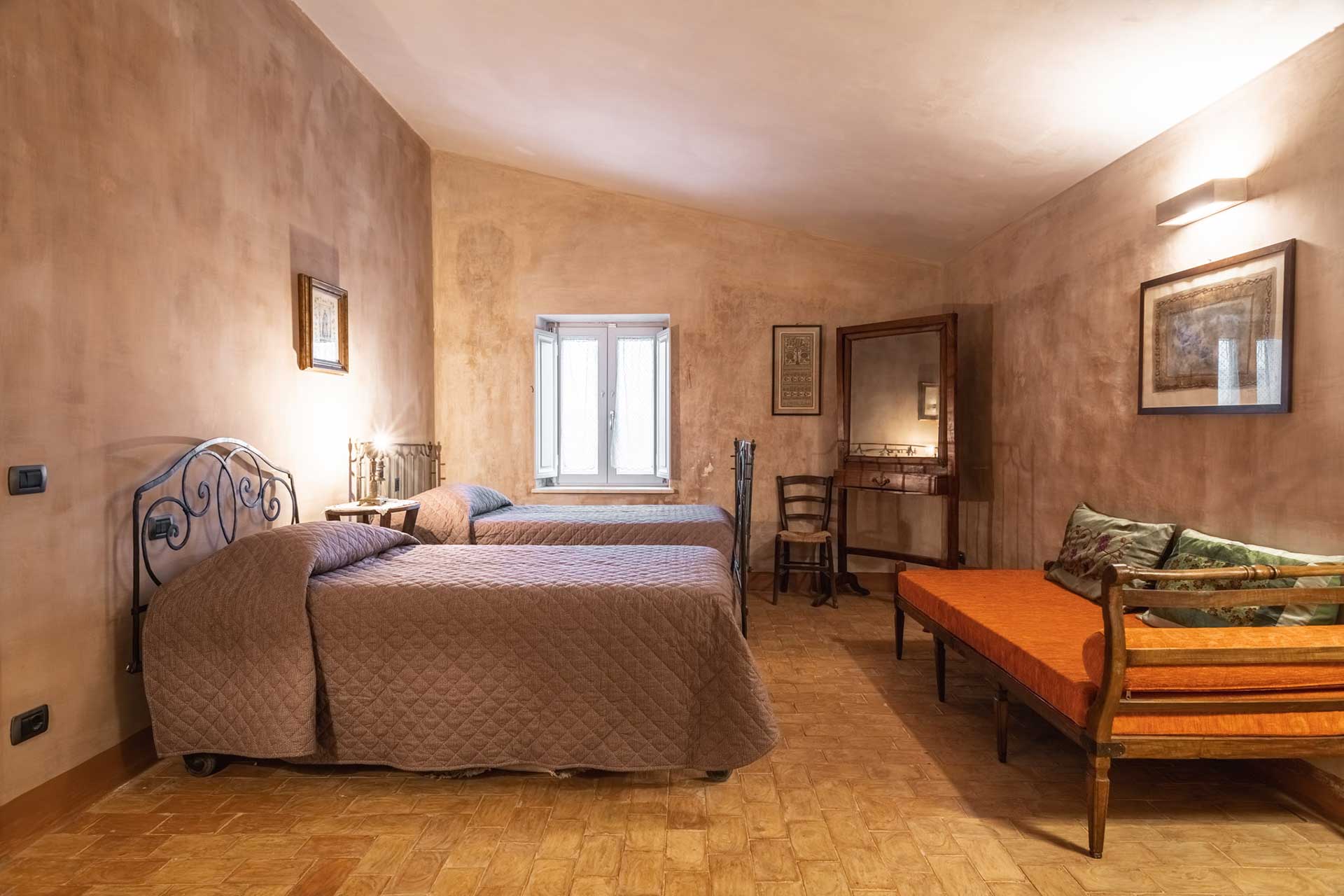 Arredi d'epoca della Casa Vacanze Dimora Cagnazzi ad Altamura in Puglia, Bari. A pochi km da Matera.