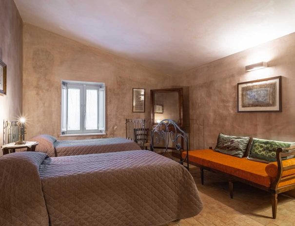 Camera luminosa della Casa Vacanze Dimora Cagnazzi ad Altamura in Puglia, Bari. Vicino Matera.