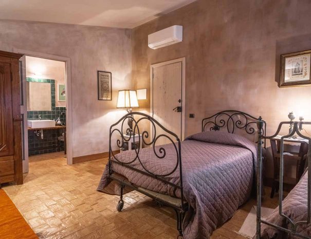 Letto singolo large della Casa Vacanze Dimora Cagnazzi ad Altamura in Puglia, Bari. A pochi km da Matera.