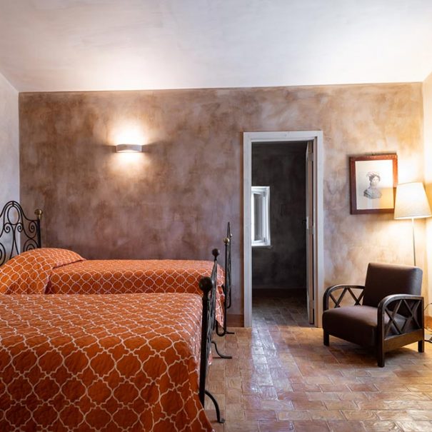 Large single beds of the Holiday Apartment Dimora Storica Cagnazzi in Altamura in Apulia, Bari. Air-conditioned room.