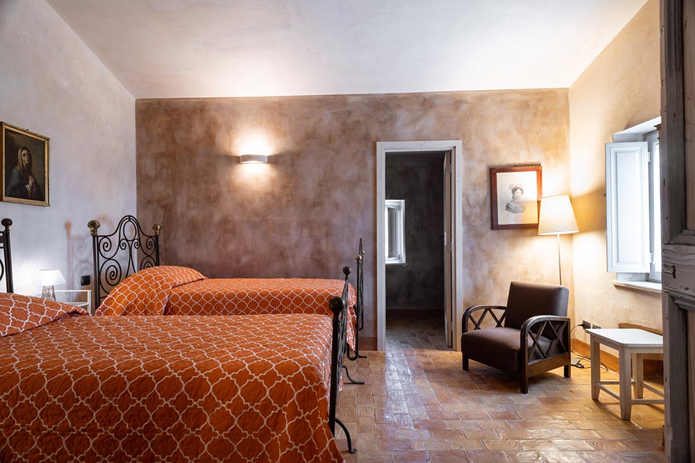 Large single beds of the Holiday Apartment Dimora Storica Cagnazzi in Altamura in Apulia, Bari. Air-conditioned room.