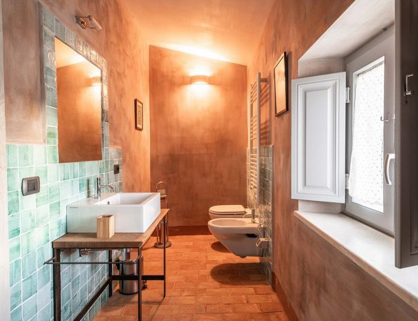 Bagno in camera della Casa Vacanze Dimora Storica ad Altamura in Puglia, Bari. B&B molto luminoso.