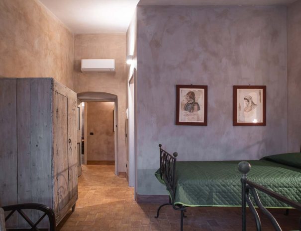 Camera nella Casa Vacanze Dimora Cagnazzi ad Altamura in Puglia. B&B con arredi storici.