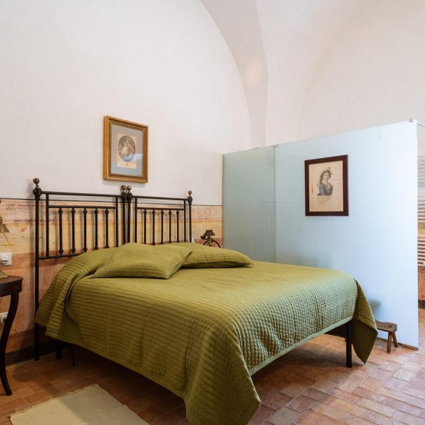 Double room with en-suite bathroom in the Dimora Cagnazzi Bed and Breakfast in Altamura. Near Matera.