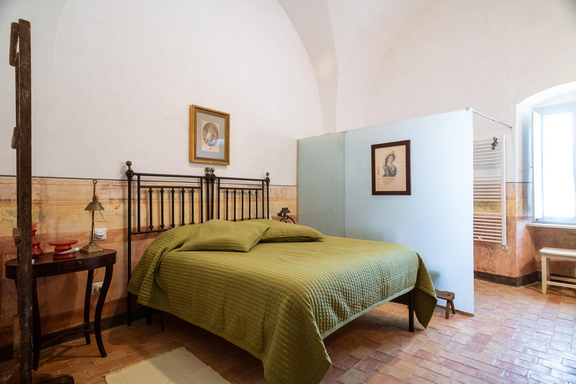 Double room with en-suite bathroom in the Dimora Cagnazzi Bed and Breakfast in Altamura. Near Matera.