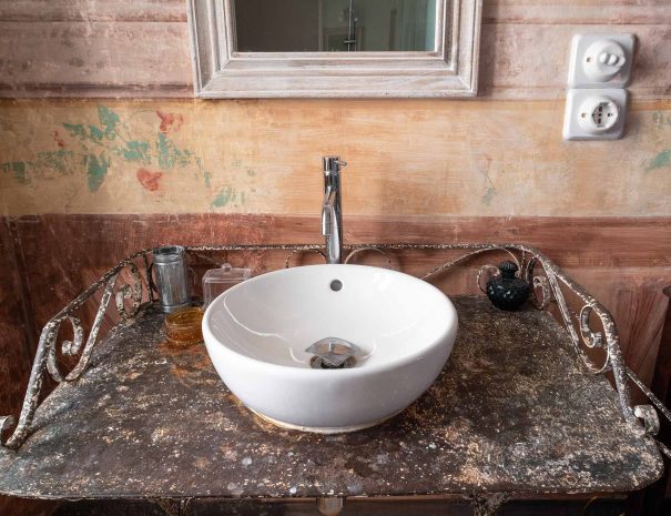 Lavandino del bagno in camera del Bed and Breakfast ad Altamura, Bari. B&B in Dimora Storica in Puglia.