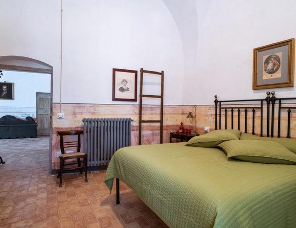 Arredi storici della camera matrimoniale del Bed and Breakfast Dimora Cagnazzi ad Altamura. Letto King size.