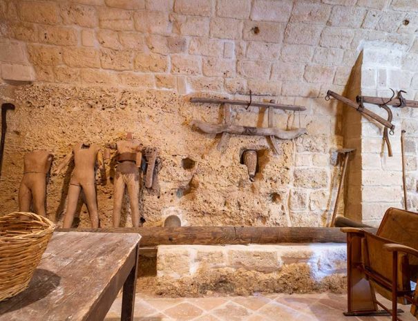 La Sala conferenze è munita di schermo per le video proiezioni. Guarda il documentario sulla Dimora Cagnazzi ad Altamura.